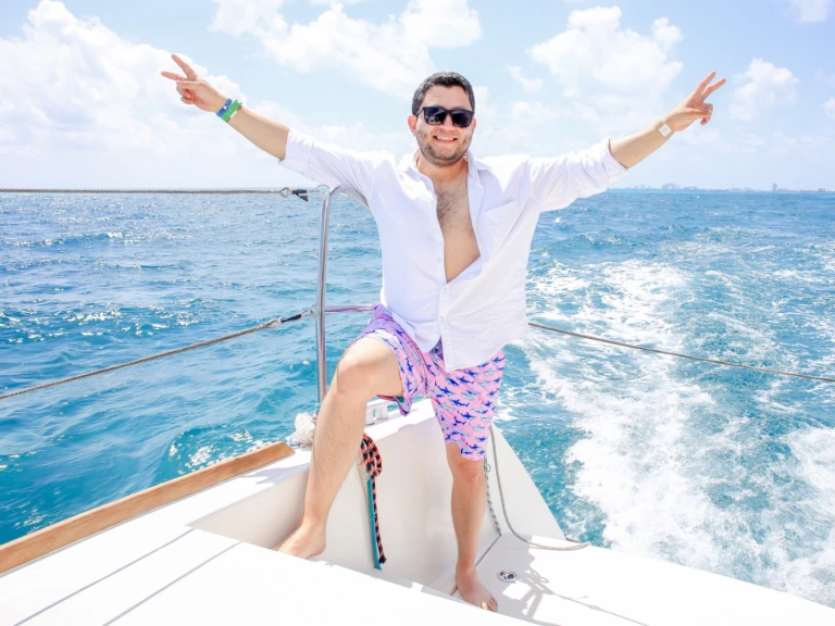 Charter a Custom Made custom in Cancún on Samboat