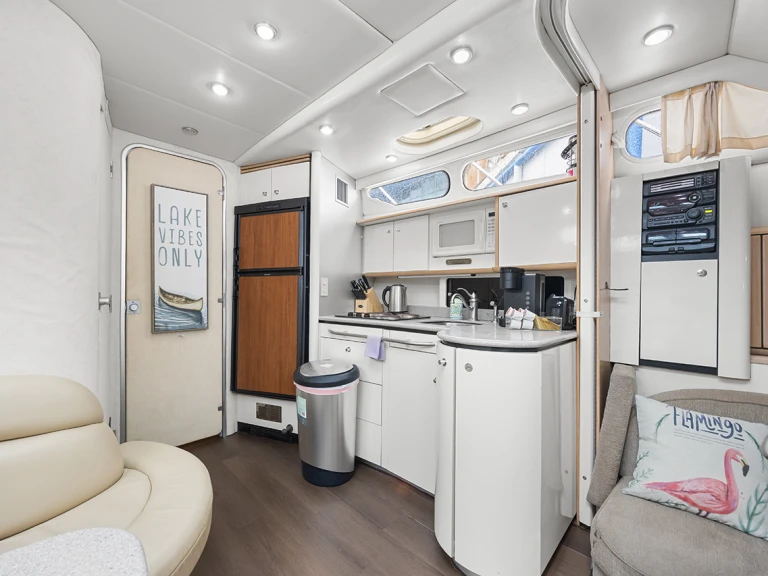 Motorboat to hire Greater Vancouver Regional District at the best price