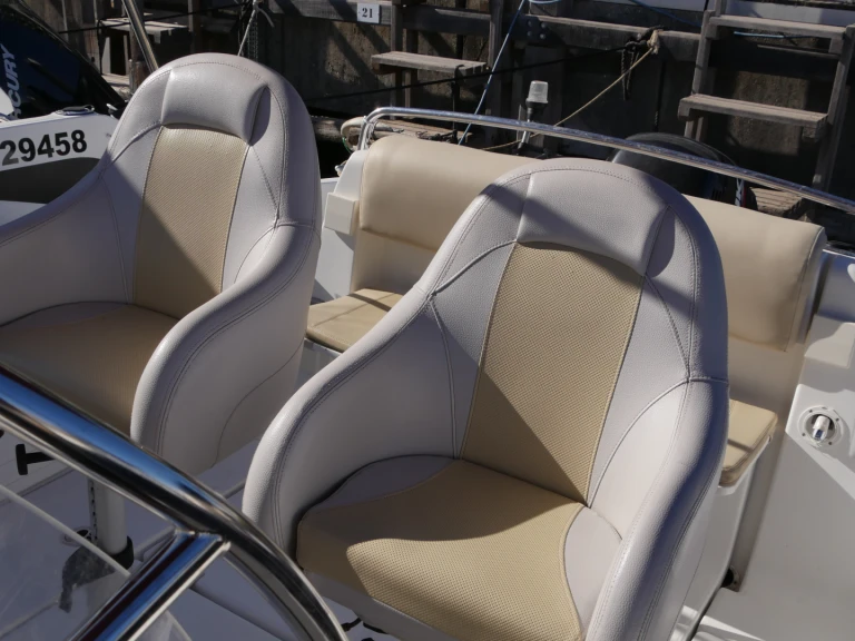 Hire Motorboat Bénéteau with a boat licence
