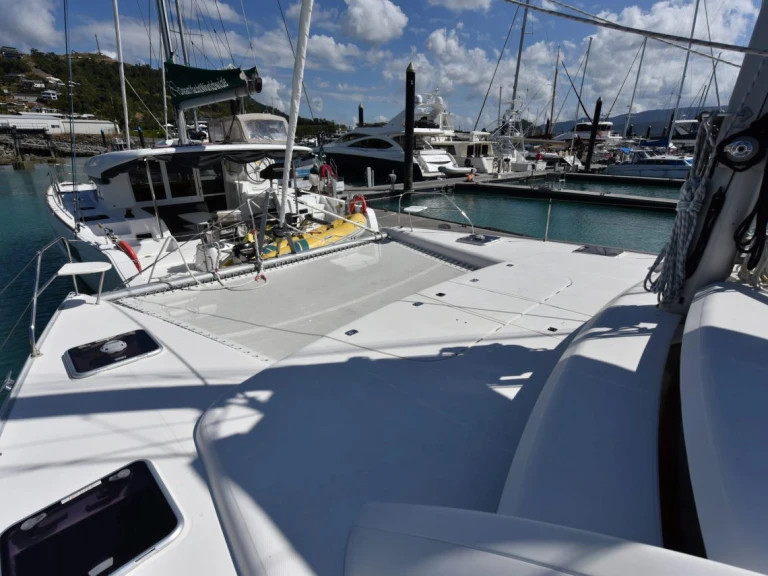 Charter a Leopard Catamarans / Robertson & Caine Leopard 46 - 4 cab. in Airlie Beach on Samboat
