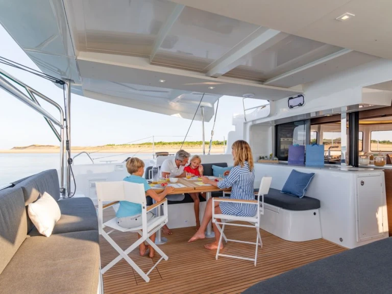 Charter a Lagoon Lagoon 46 (6 cab.) in Kos on Samboat