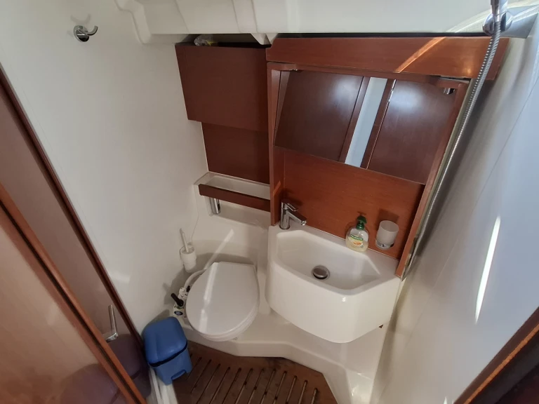 Charter a Bénéteau Beneteau Oceanis 51.1 in Lefkáda on Samboat