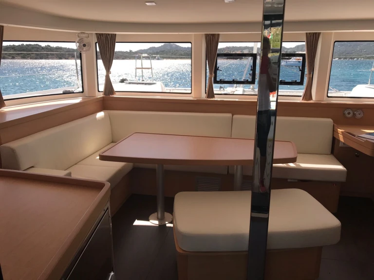 Hire Catamaran Lagoon with a boat licence