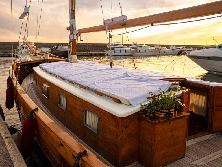 Hire Motorboat SIMEONI with a boat licence