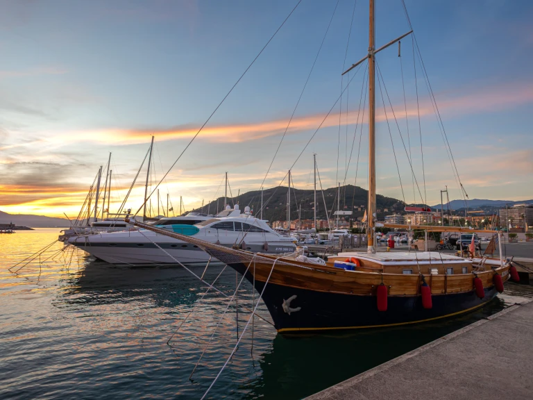 Hire a SIMEONI GOLETTA 15 MT Portofino Vetta