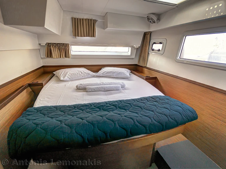 Charter a Lagoon Lagoon 42 in Syra on Samboat