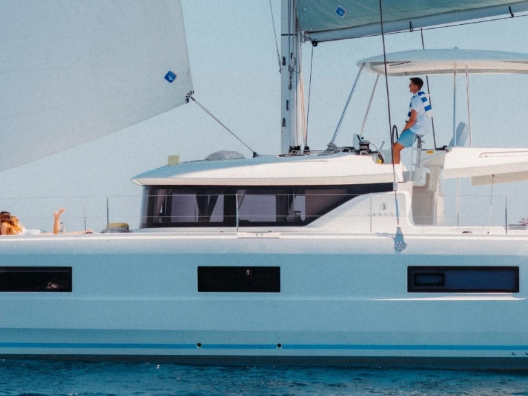 Charter a Lagoon Lagoon 46 Iconic 4 + 2 cab. in Eden Island on Samboat