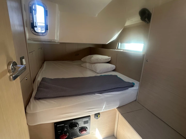 Charter a Bénéteau Oceanis 40.1 in Alimos on Samboat
