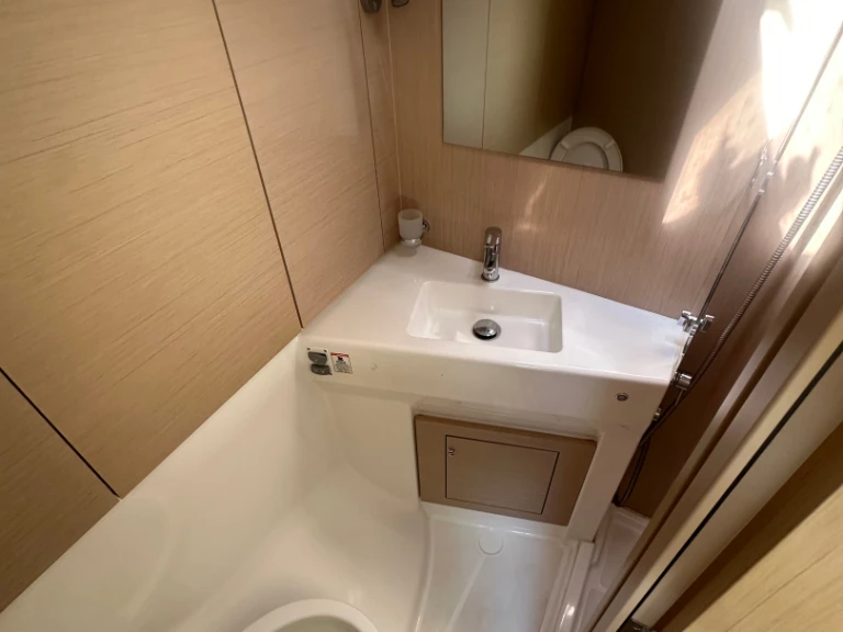 Sailboat hire in Alimos - Bénéteau Oceanis 40.1