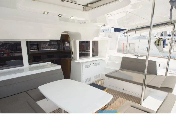 Hire Catamaran Lagoon with a boat licence