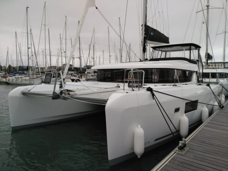 Catamaran to hire Bas du Fort at the best price