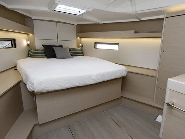 Yacht charter Bas du Fort - Bénéteau Oceanis 40.1 - Beneteau - First Line on SamBoat
