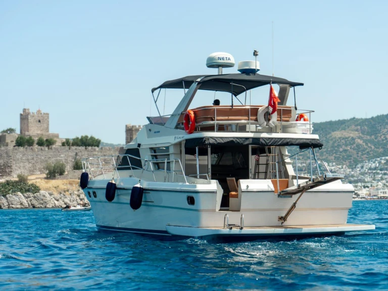 Hire Motorboat Fairline with a boat licence