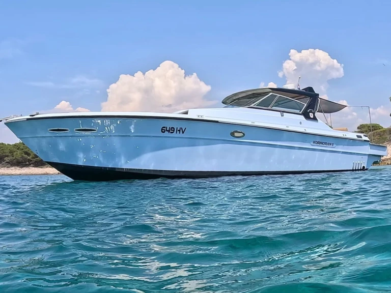 Hire a Sea Ray Sea Ray 390 Hvar