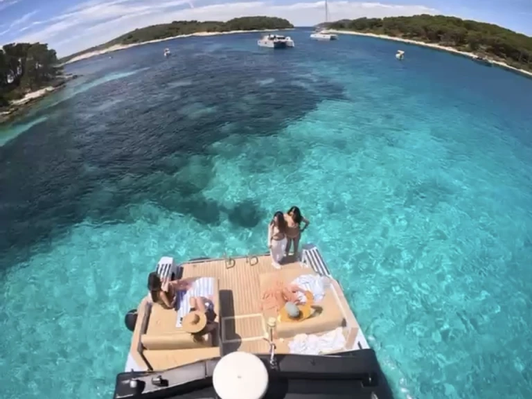 Charter a Sea Ray Sea Ray 390 in Hvar on Samboat