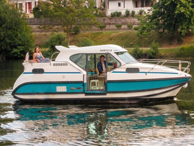 Hire Motorboat Nicols Yacht with a boat licence