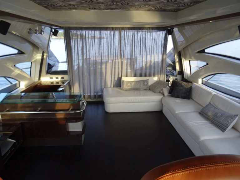 Hire Luxury Yacht Azimut with a boat licence