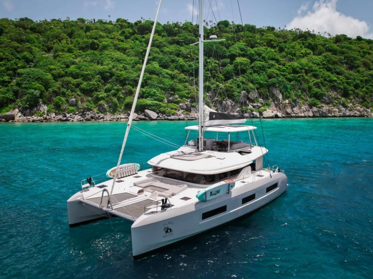 Hire Luxury Yacht Lagoon with a boat licence
