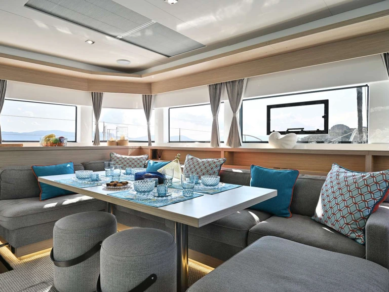 Hire Luxury Yacht Lagoon with a boat licence