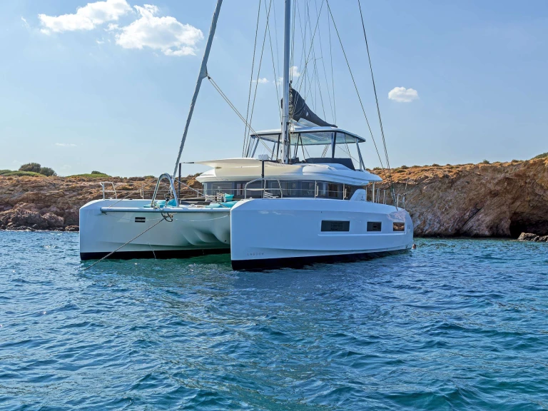 Hire Luxury Yacht Lagoon with a boat licence