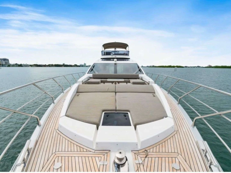 Hire Luxury Yacht Azimut with a boat licence