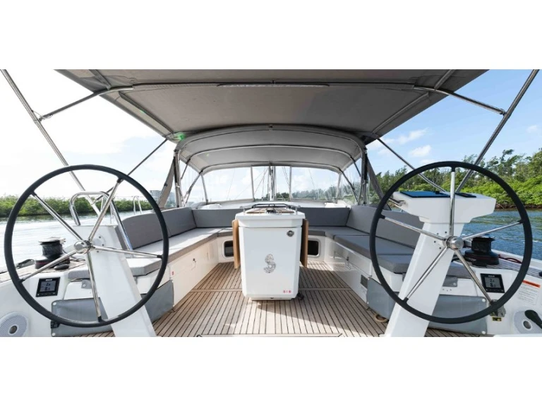 Hire a Bénéteau Oceanis 51.1 Nikiána
