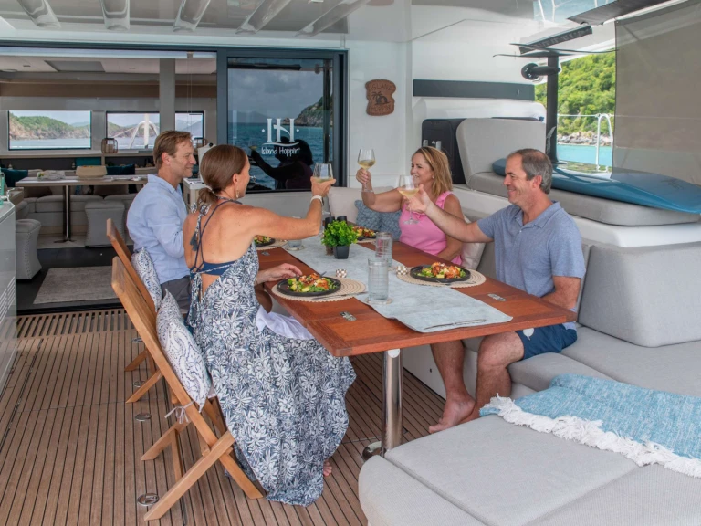 Hire Luxury Yacht Lagoon with a boat licence