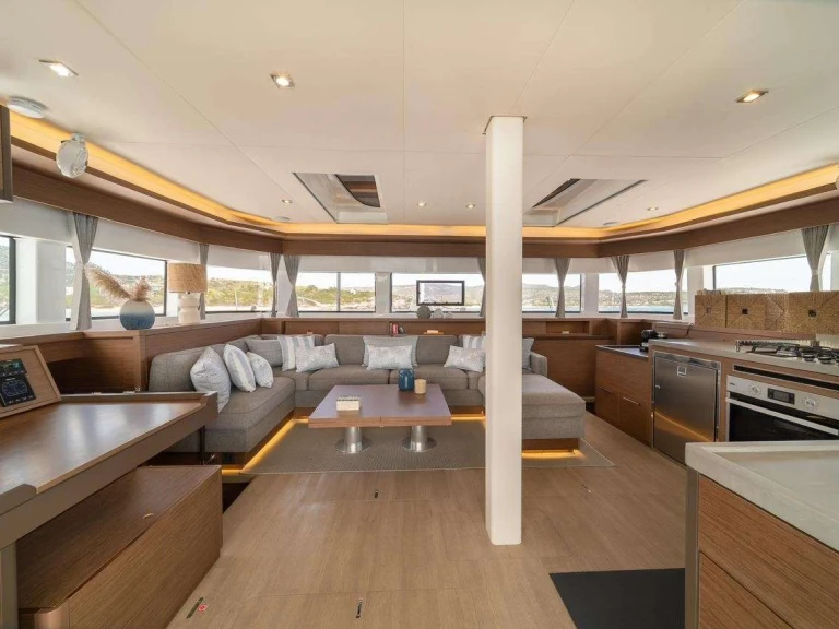 Charter a Lagoon HYDRUS in Greece on Samboat