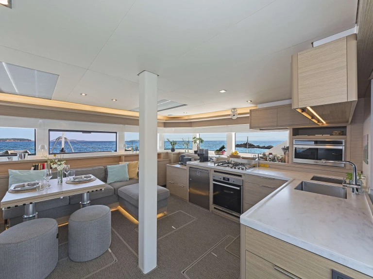 Hire Luxury Yacht Lagoon with a boat licence
