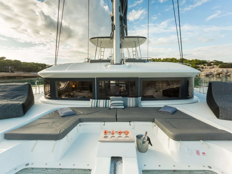 Hire Luxury Yacht Lagoon with a boat licence