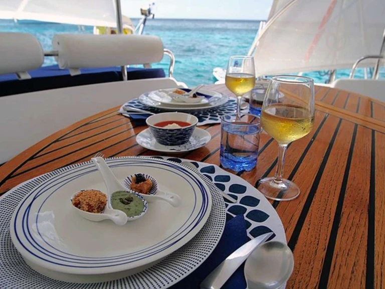 Hire a PRIVILEGE ALLIAURA MARINE GROUP ISOLABLUE Caribbean