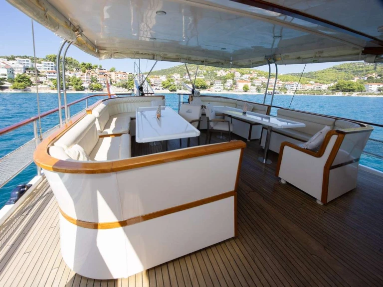 Hire Luxury Yacht Custom with a boat licence