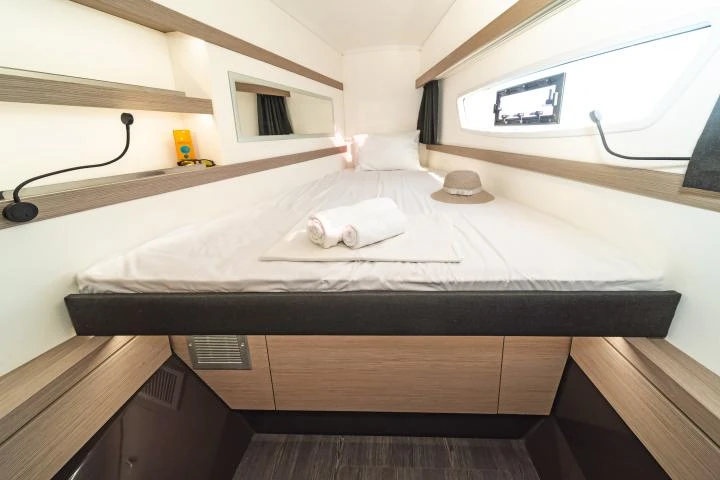 Yacht hire Villefranche-sur-Mer cheap Lucia 40