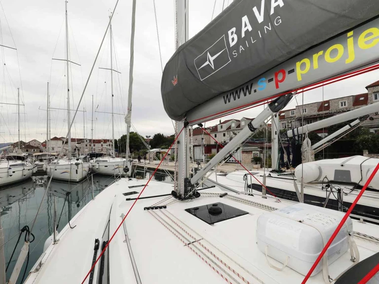 Charter a Bavaria Bavaria C42 in Zadar on Samboat