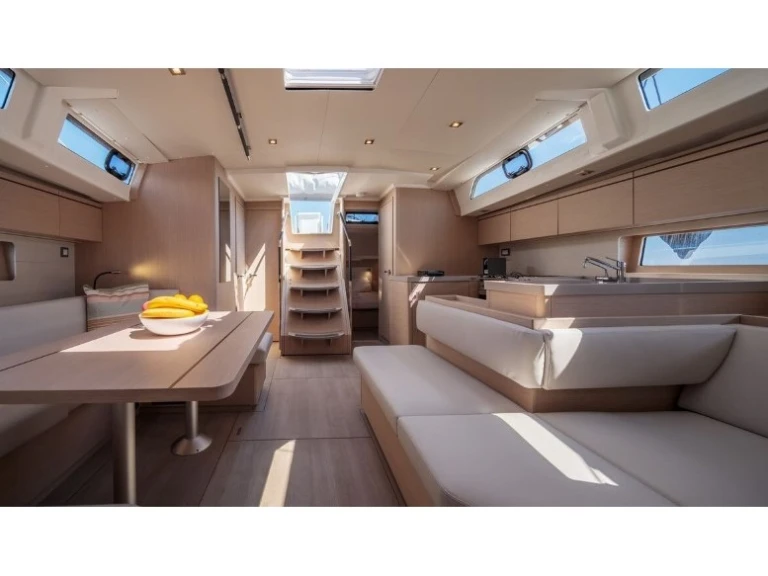 Hire Sailboat with or without skipper Bénéteau Nikiána