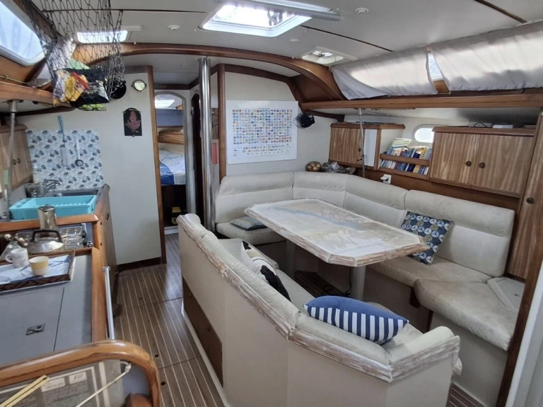 Yacht charter Le Marin - Jeanneau Sun Odyssey 42.2 on SamBoat