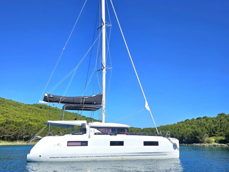 Hire Catamaran Lagoon with a boat licence