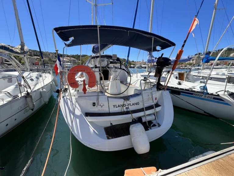 Hire Sailboat Jeanneau with a boat licence