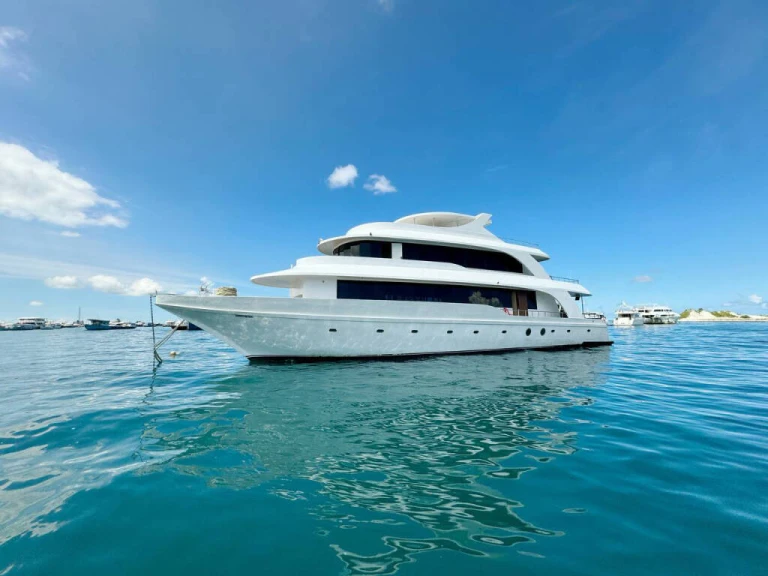 Yacht hire Malé cheap custom