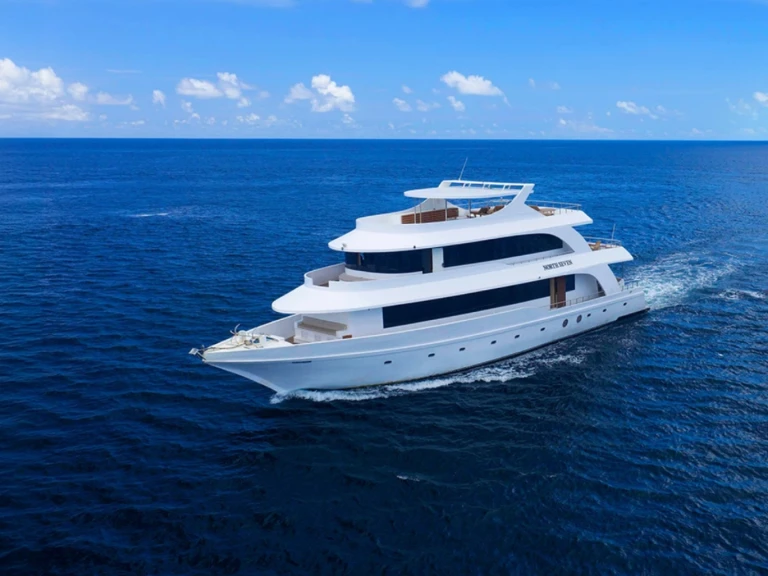 Charter a Custom Made custom in Malé on Samboat