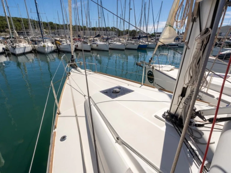 Jeanneau Sun Odyssey 389 (2019)  Jeanneau Sun Odyssey 389 (2019)  charter bareboat or skippered in  Marseille
