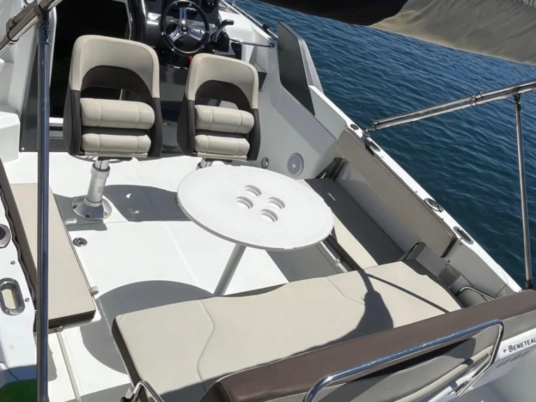 Hire a Bénéteau Flyer 7.7 SUNdeck Marseille