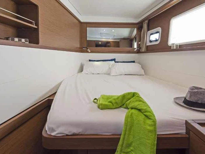 Hire Catamaran Lagoon with a boat licence