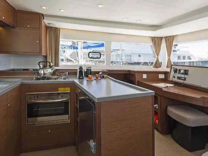 Catamaran to hire Lefkáda at the best price
