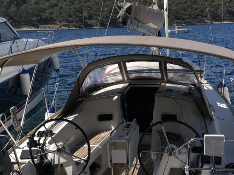 Hire Sailboat Jeanneau with a boat licence