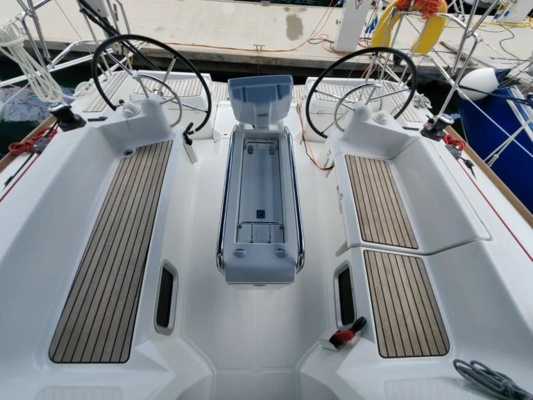 Hire Sailboat Jeanneau with a boat licence