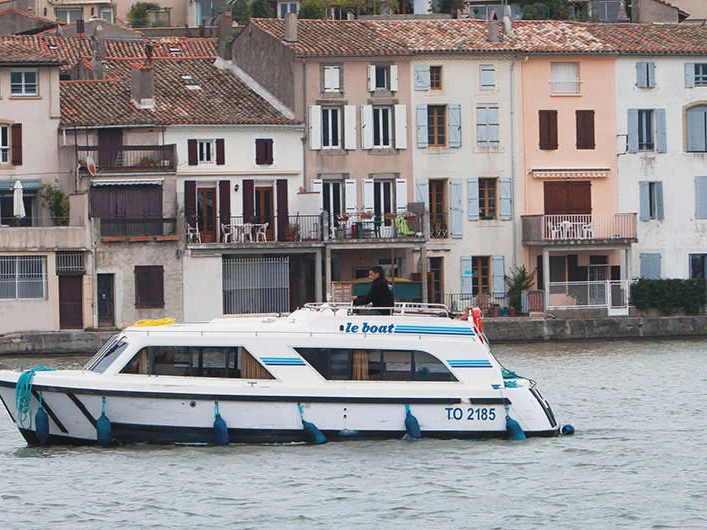 Hire a Le Boat Cirrus A Decize