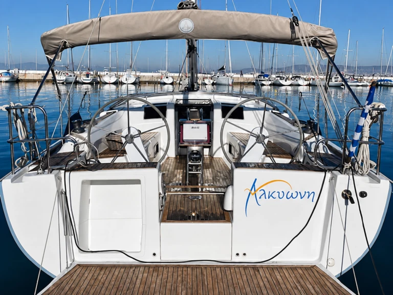 Sailboat to hire Lávrio at the best price