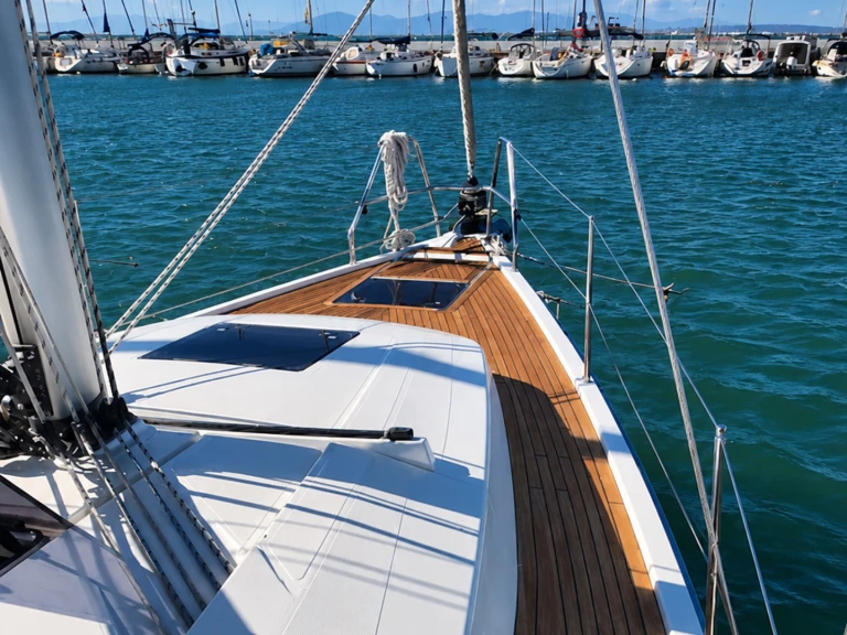 Sailboat hire in Lávrio - Hanse Hanse 385