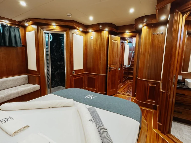 Hire Sailboat  with a boat licence